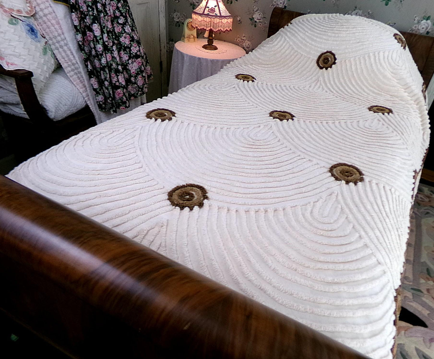 Vintage Chenille Bedspread Scalloped Shell Design Brown Donut Medallions, FULL Size