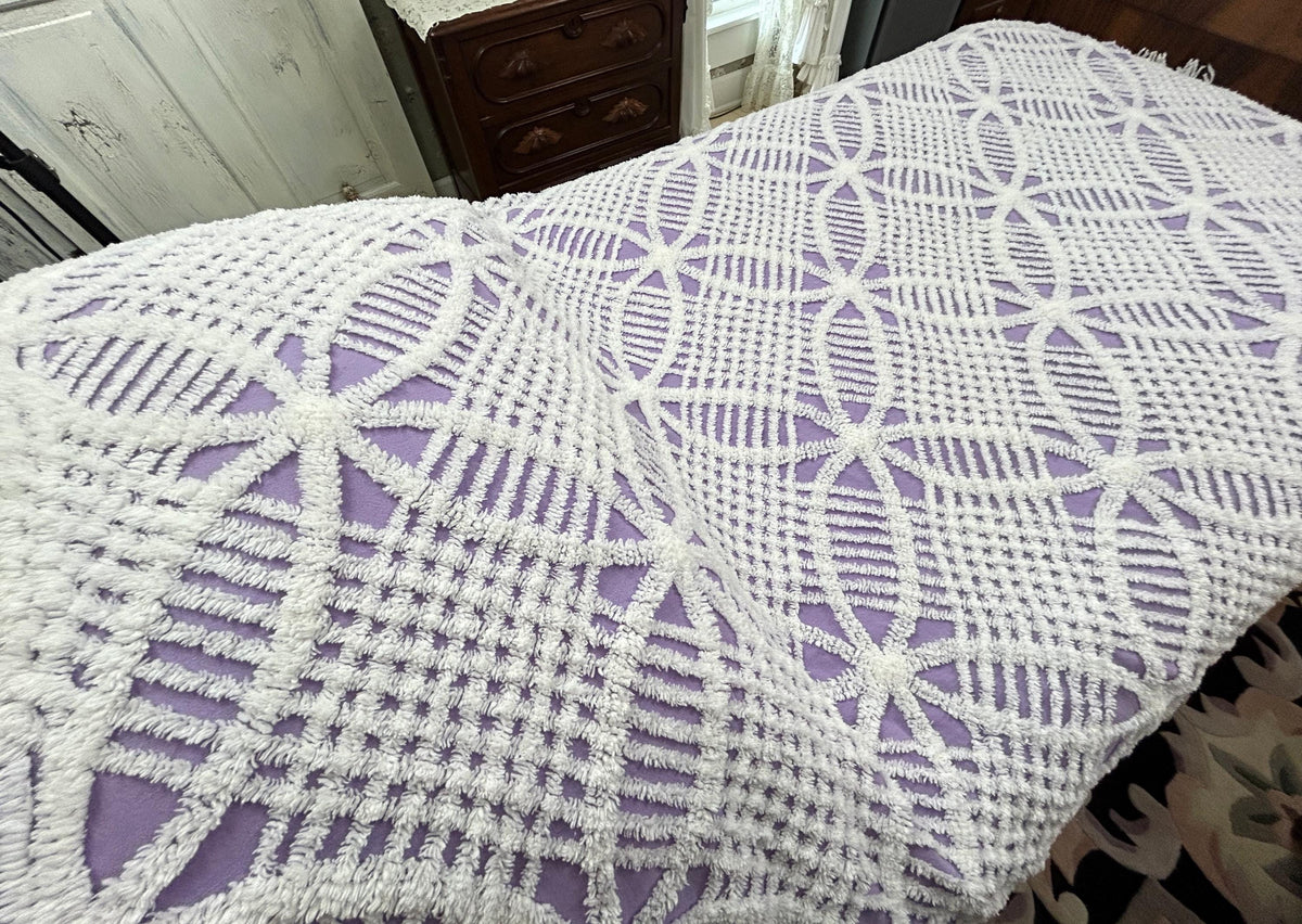Lavender & White Vintage Chenille Bedspread Geometric Wedding Rings, TWIN Sz