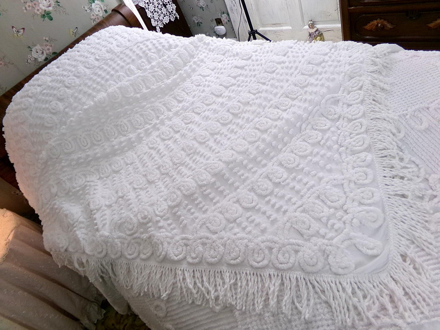 labyrinth white vintage chenille bedspread, elaborate swirl pop design, fringe accents, full size bedding