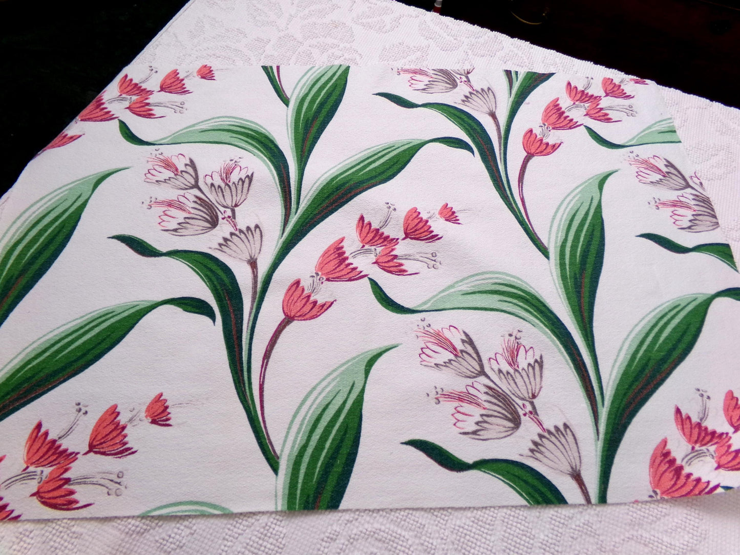 BOTANICAL Barkcloth Vintage Fabric, Tropical Leafy Florals on White, 1940s sewing material, 19" x 29"
