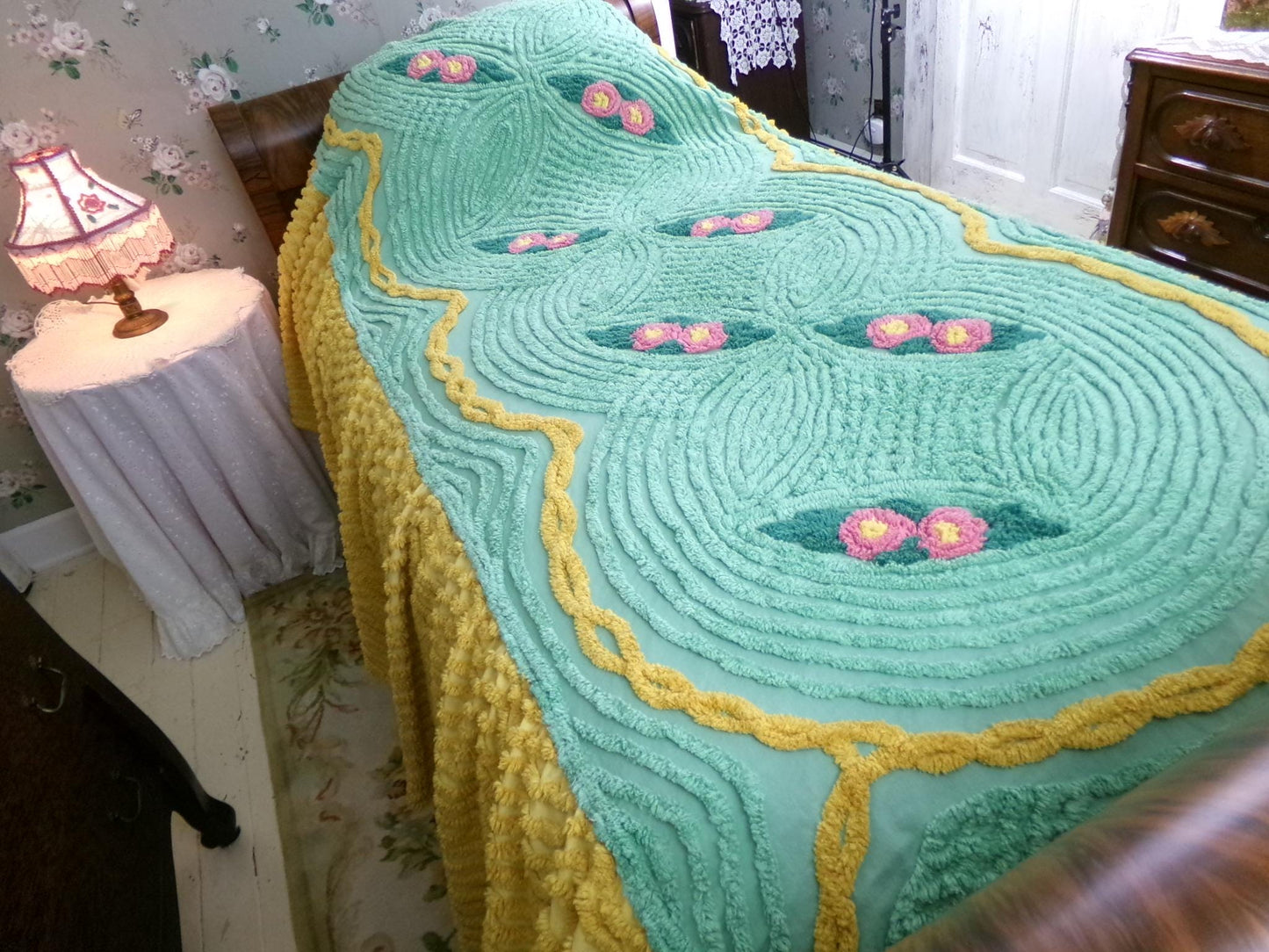 glowing gold & green chenille bedspread with pink roses, attached ruffle skirt sides, twin size vintage cottage style bedding