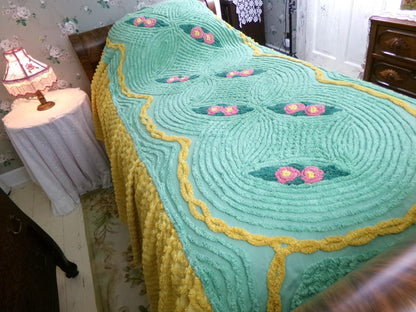 glowing gold & green chenille bedspread with pink roses, attached ruffle skirt sides, twin size vintage cottage style bedding