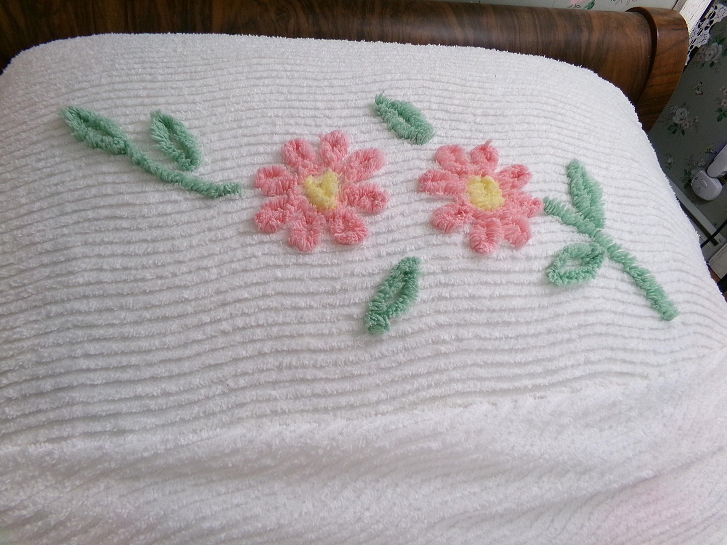 vintage chenille bedspread: scattered pink daisies on white cotton, full size lightweight summer coverlet, ruffle skirt