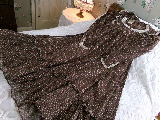 whimsical woodland fairy vintage Gunne Sax dress, cute 1970s prairie style midi brown cotton calico print, XXS