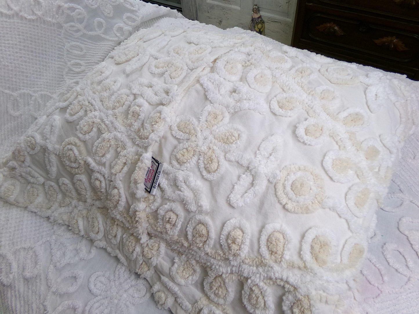 canyon group vintage chenille pillow sham, cream wedding cake design with envelope back, SINGLE, not a pair