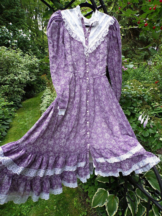 GUNNE SAX prairie dress, vintage midi length 1970s lavender & white calico print with lace and ruffles, very small XXS