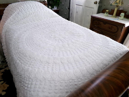 White Swirl Vintage Chenille Bedspread, Cotton Full Size Bedding, Accent Fringe