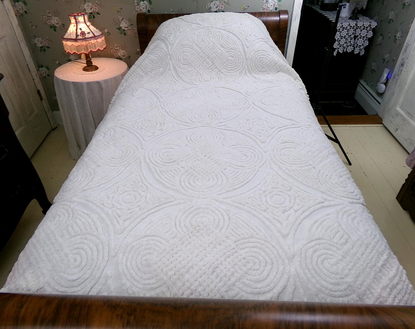 simple luxury vintage heavyweight chenille bedspread: plush white swirl tufts full size cotton bedding
