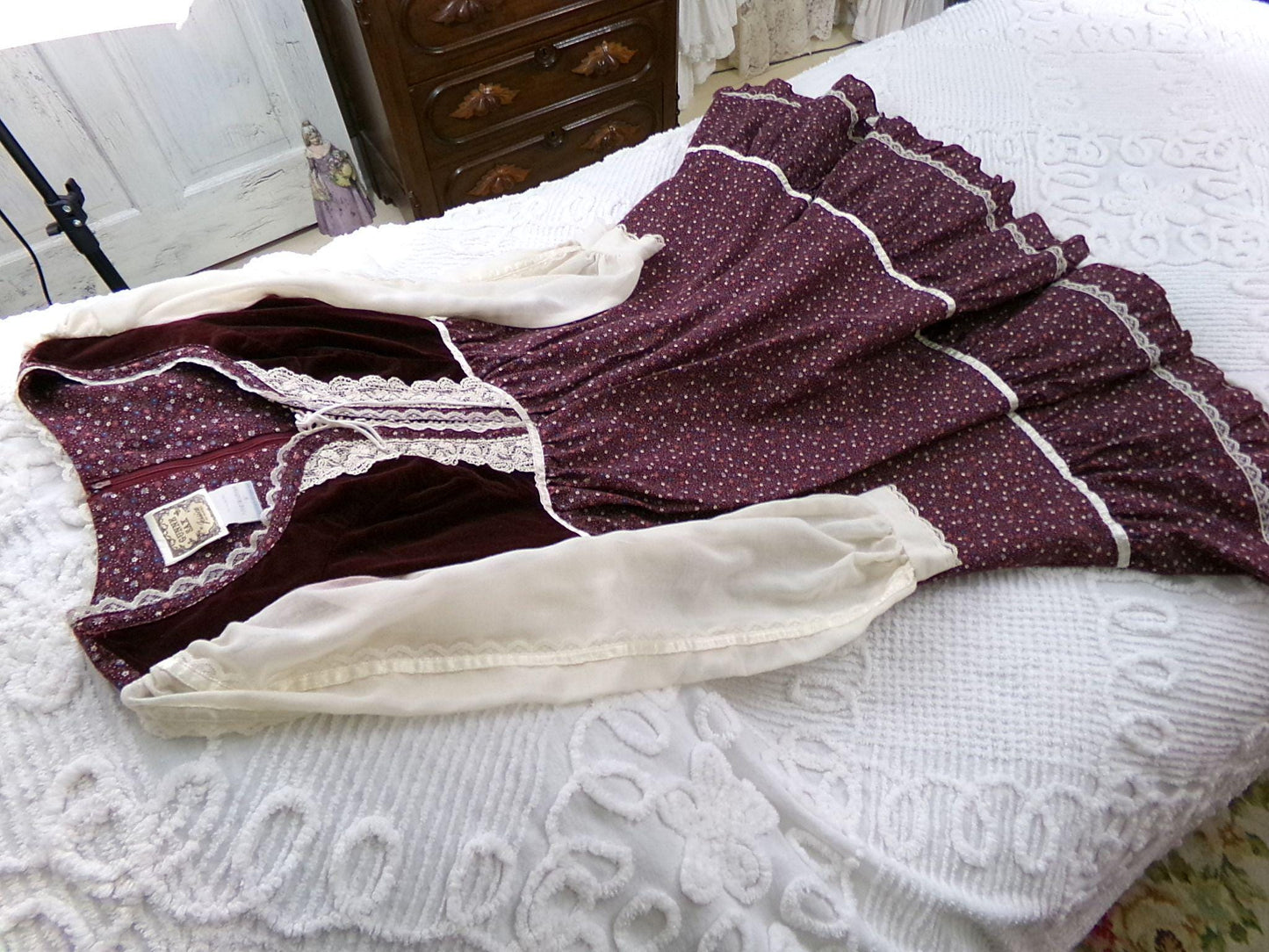 gorgeous vintage Gunne Sax corset dress, velvet bodice 1970s prairie style midi wine calico print with sheer sleeves, XXS