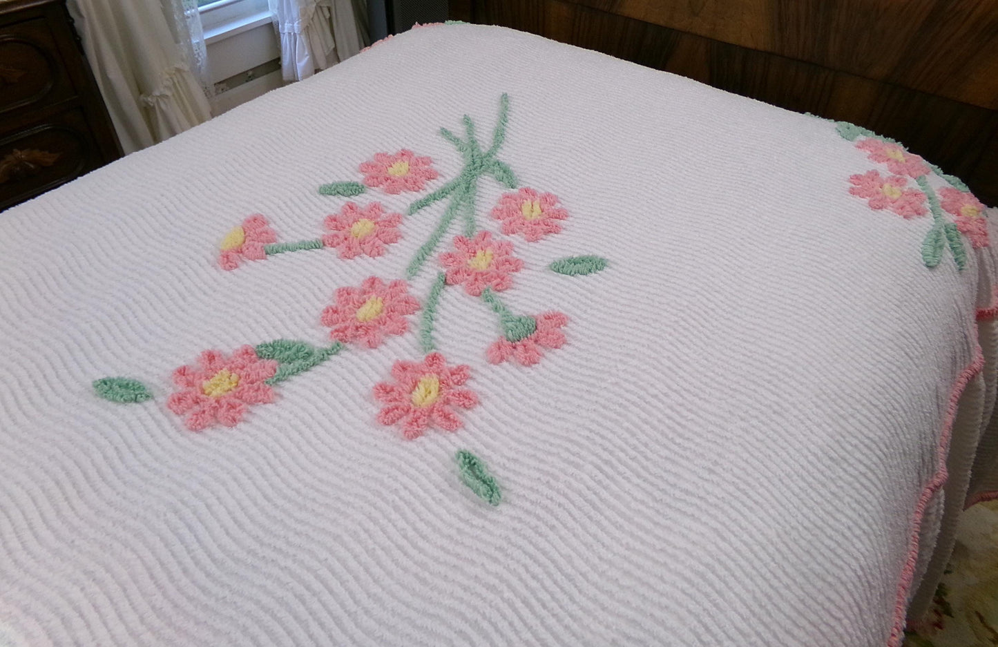 vintage chenille bedspread: scattered pink daisies on white cotton, full size lightweight summer coverlet, ruffle skirt