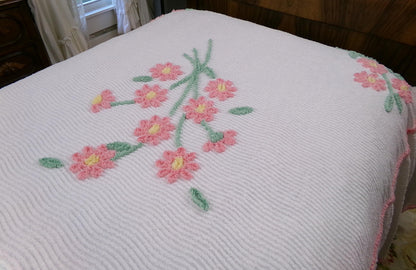 vintage chenille bedspread: scattered pink daisies on white cotton, full size lightweight summer coverlet, ruffle skirt