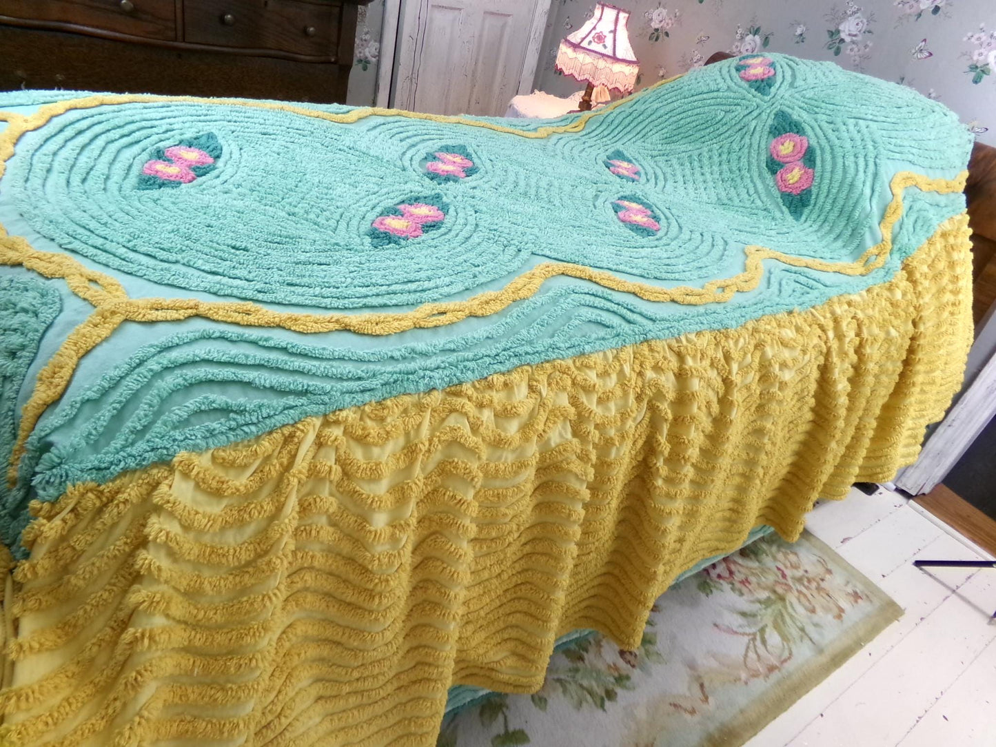 glowing gold & green chenille bedspread with pink roses, attached ruffle skirt sides, twin size vintage cottage style bedding