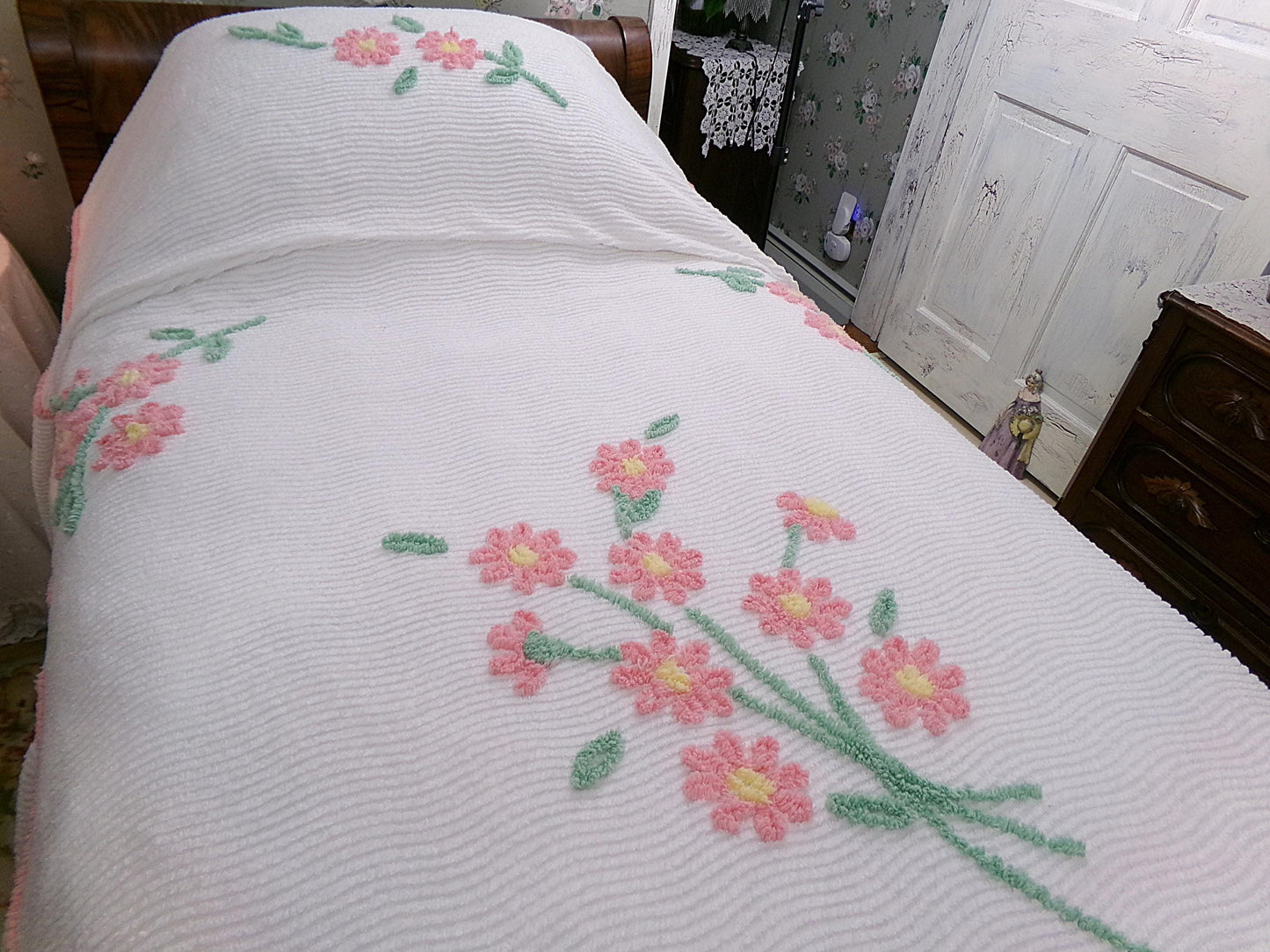 vintage chenille bedspread: scattered pink daisies on white cotton, full size lightweight summer coverlet, ruffle skirt