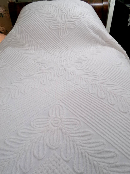 Elegant White Farmhouse Vintage Chenille Bedspread, Chevron Laurel Design, Full Size 100% Cotton Bedding