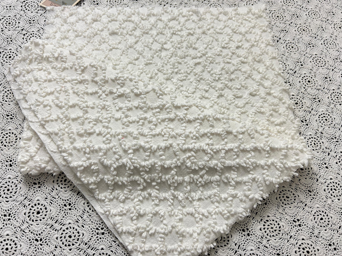 White Vintage Chenille Fabric, Eternity Link Chains, 22x34" Quilt Textile