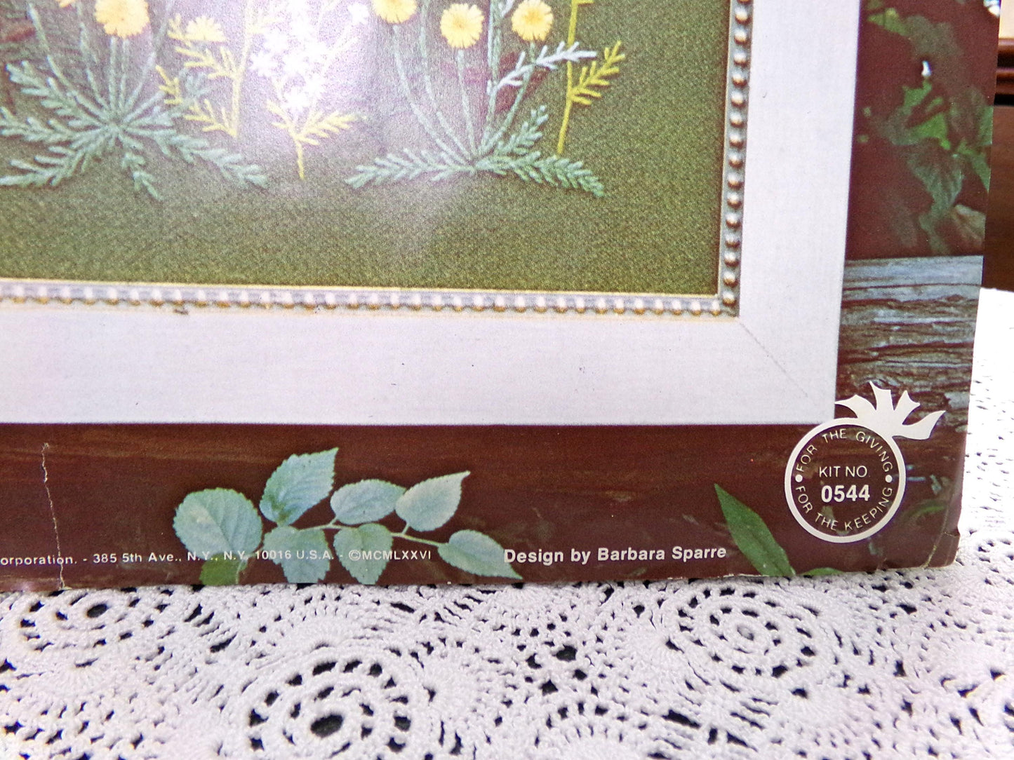 WILD and BEAUTIFUL Vintage Crewel Stitchery Kit, Paragon Needlecraft 0544
