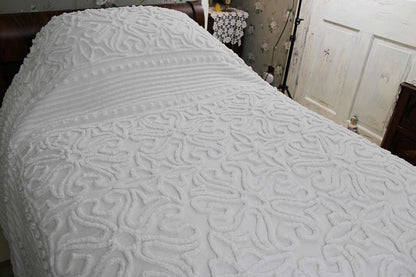 Heavenly White Vintage Chenille Bedspread in Elegant Scroll Design, Full Bed Size, 100% Summer Weight Cotton Farmhouse Style Bedding