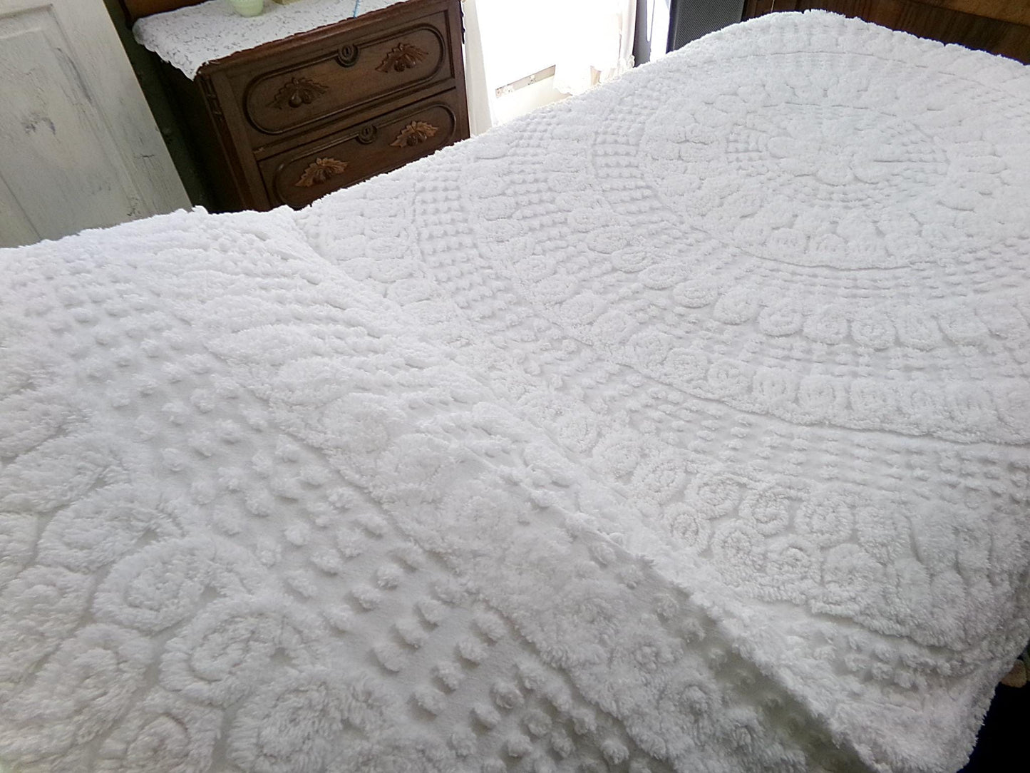White Swirl Vintage Chenille Bedspread, Cotton Full Size Bedding, Accent Fringe