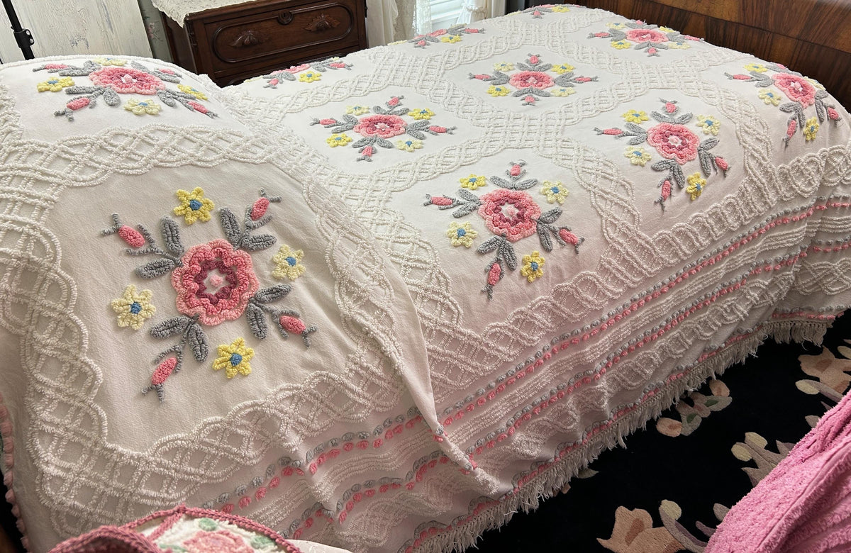 Vintage Chenille Bedspread Farmhouse Quilt Style Rose Floral Medallions Full Sz