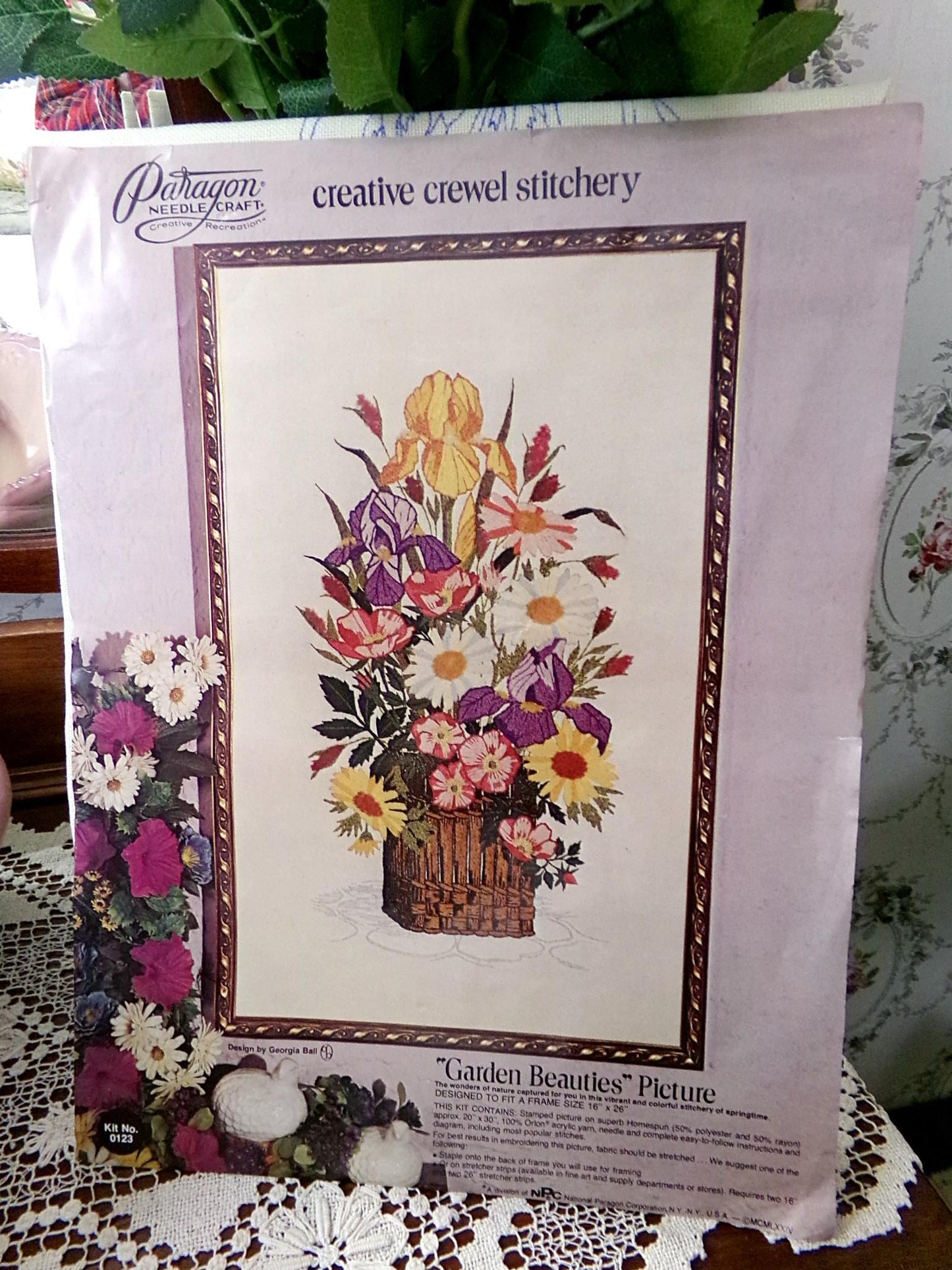 GARDEN BEAUTIES Vintage Crewel Embroidery Kit Paragon Floral Stitchery 0123