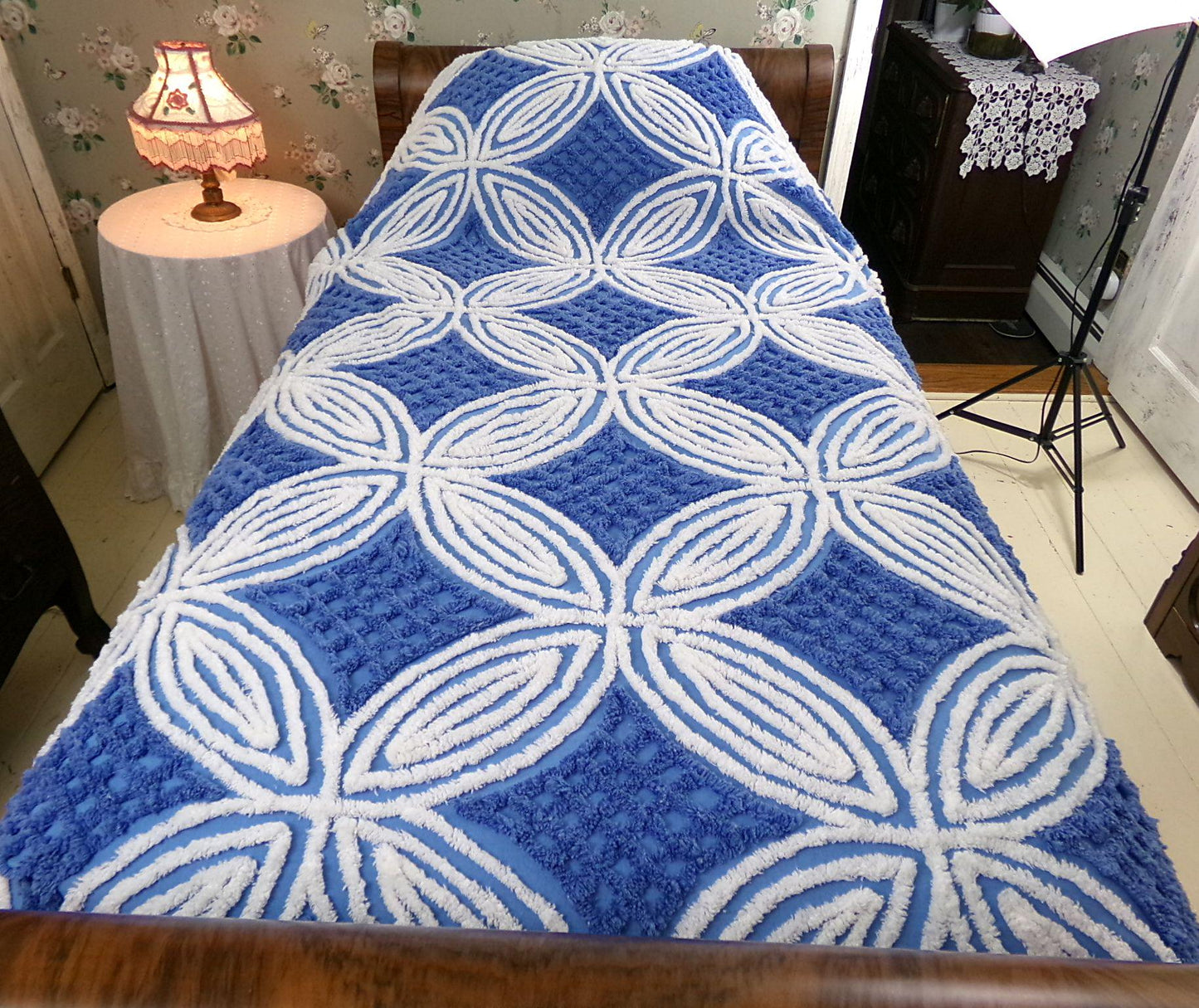 coastal style vintage chenille bedding, full size cotton bedspread in dramatic blue & white wedding ring design