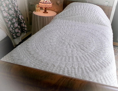 White Swirl Vintage Chenille Bedspread, Cotton Full Size Bedding, Accent Fringe