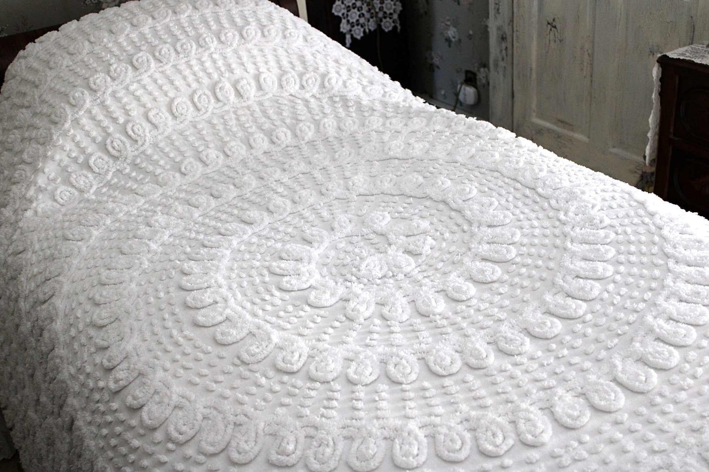 labyrinth white vintage chenille bedspread, elaborate swirl pop design, fringe accents, full size bedding