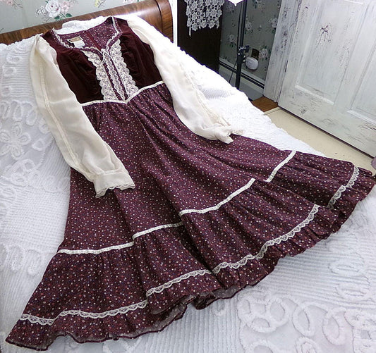 gorgeous vintage Gunne Sax corset dress, velvet bodice 1970s prairie style midi wine calico print with sheer sleeves, XXS