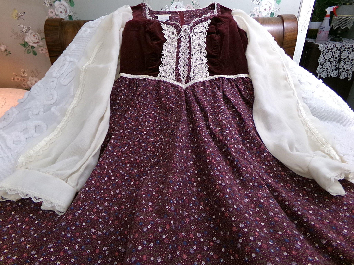 gorgeous vintage Gunne Sax corset dress, velvet bodice 1970s prairie style midi wine calico print with sheer sleeves, XXS