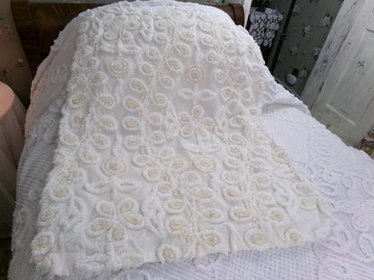 vintage canyon group chenille pillow sham, cream wedding cake design with envelope back, SINGLE, not a pair