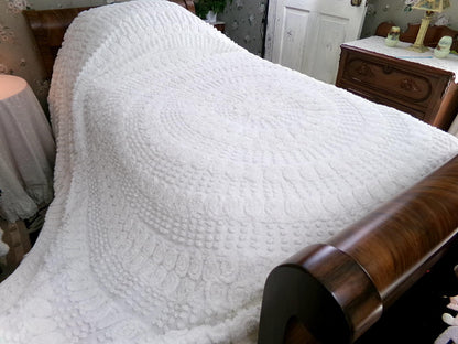 White Swirl Vintage Chenille Bedspread, Cotton Full Size Bedding, Accent Fringe