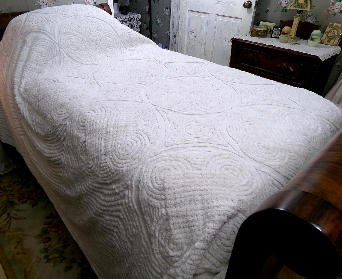 simple luxury vintage heavyweight chenille bedspread: plush white swirl tufts full size cotton bedding