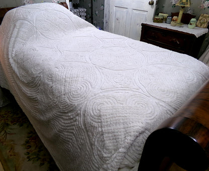 simple luxury vintage heavyweight chenille bedspread: plush white swirl tufts full size cotton bedding