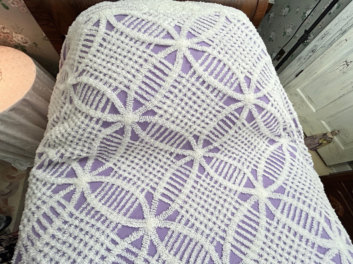 Lavender & White Vintage Chenille Bedspread Geometric Wedding Rings, TWIN Sz