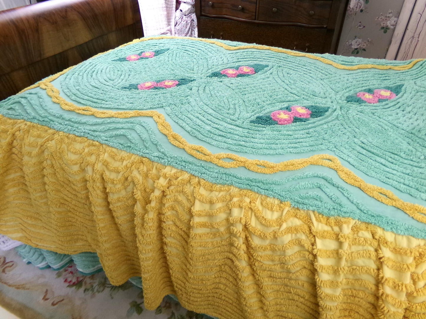 glowing gold & green chenille bedspread with pink roses, attached ruffle skirt sides, twin size vintage cottage style bedding