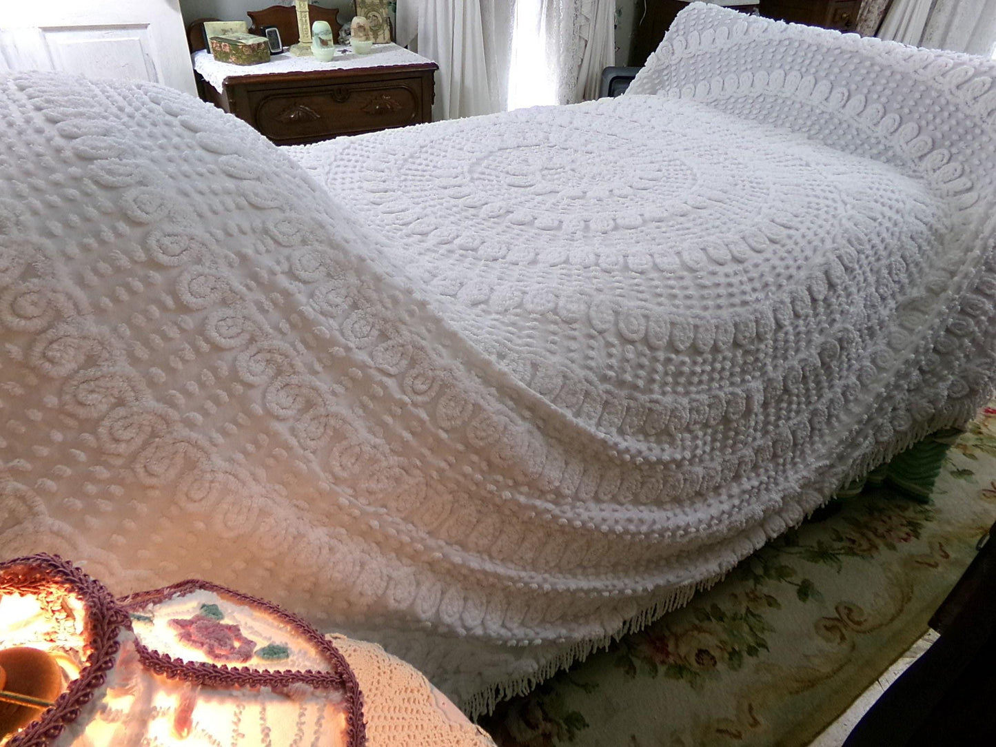 labyrinth white vintage chenille bedspread, elaborate swirl pop design, fringe accents, full size bedding