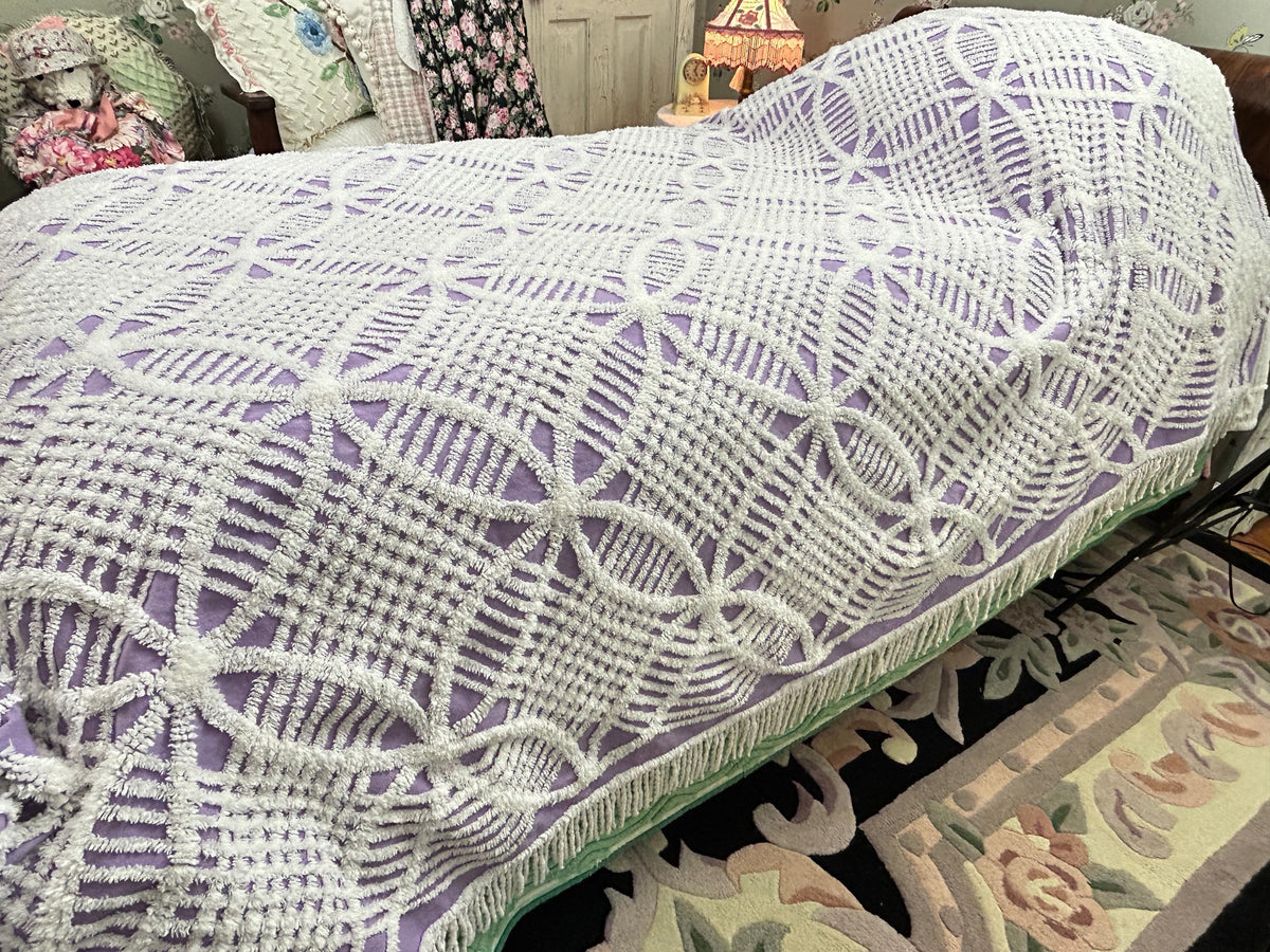 Lavender & White Vintage Chenille Bedspread Geometric Wedding Rings, TWIN Sz