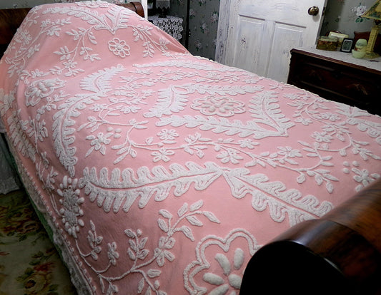 shabby pink vintage chenille bedspread, elaborate needletuft white daisy floral design, twin size cotton coverlet