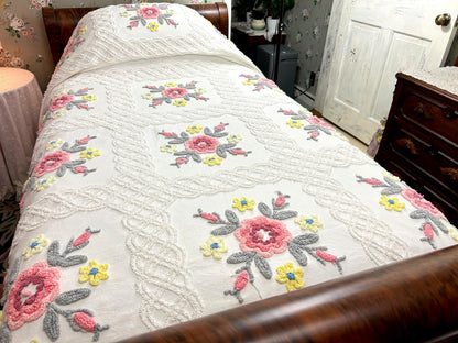 Vintage Chenille Bedspread Farmhouse Quilt Style Rose Floral Medallions Full Sz