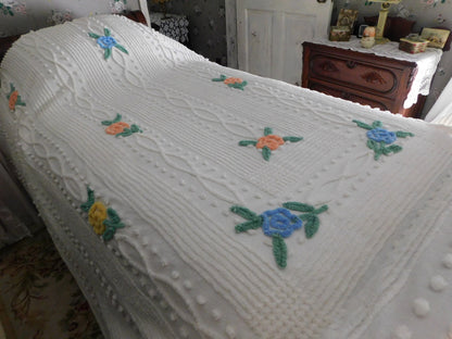 Vintage Chenille Bedspread in Simple Summer Rose Design on White Cotton, Pretty Cottage Coverlet, FULL Size