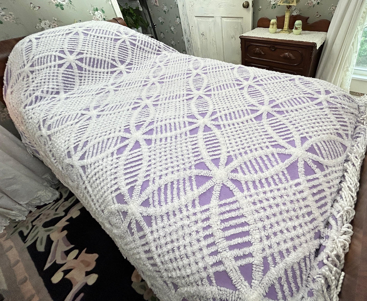 Lavender & White Vintage Chenille Bedspread Geometric Wedding Rings, TWIN Sz