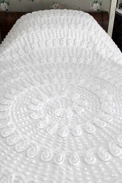 labyrinth white vintage chenille bedspread, elaborate swirl pop design, fringe accents, full size bedding