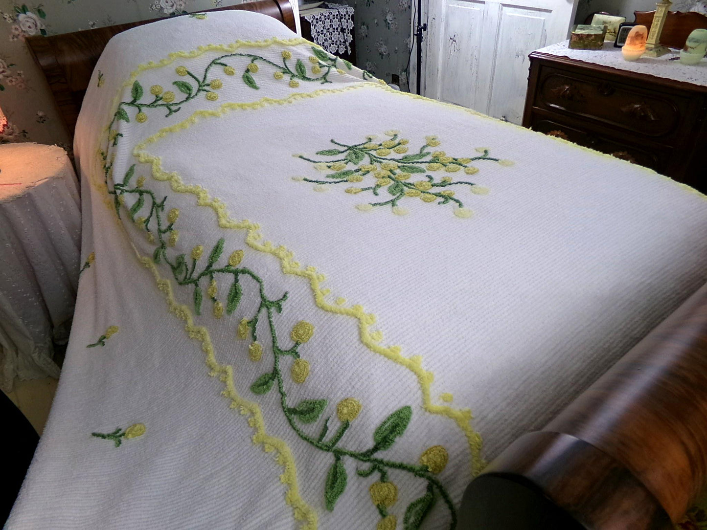 spring forsythia yellow farmhouse chenille bedspread, vintage full size bedding, lovely berry spring & trailing ivy design on white cotton