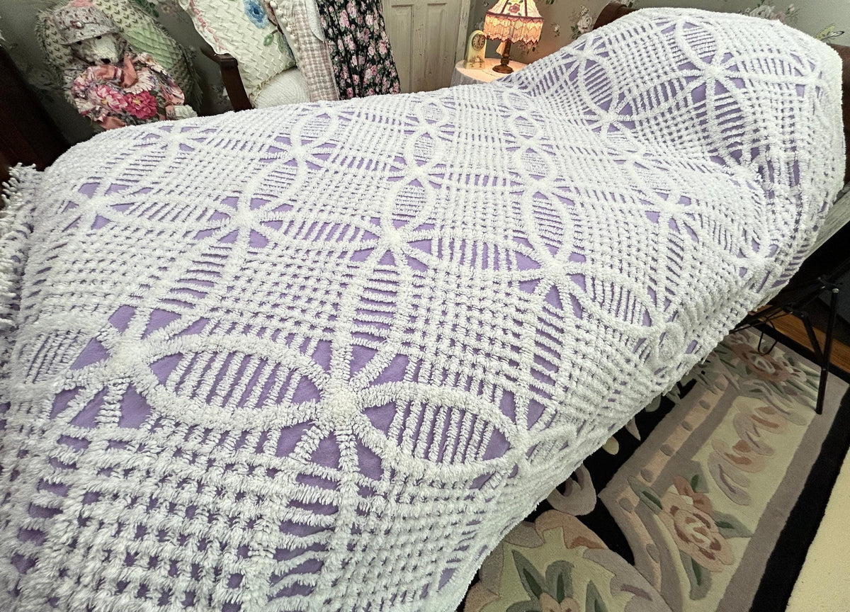 Lavender & White Vintage Chenille Bedspread Geometric Wedding Rings, TWIN Sz