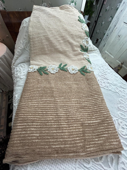 Vintage Chenille Bedspread Neutral Tan White Floral Rose Vine Cottage Farmhouse, FULL Sz
