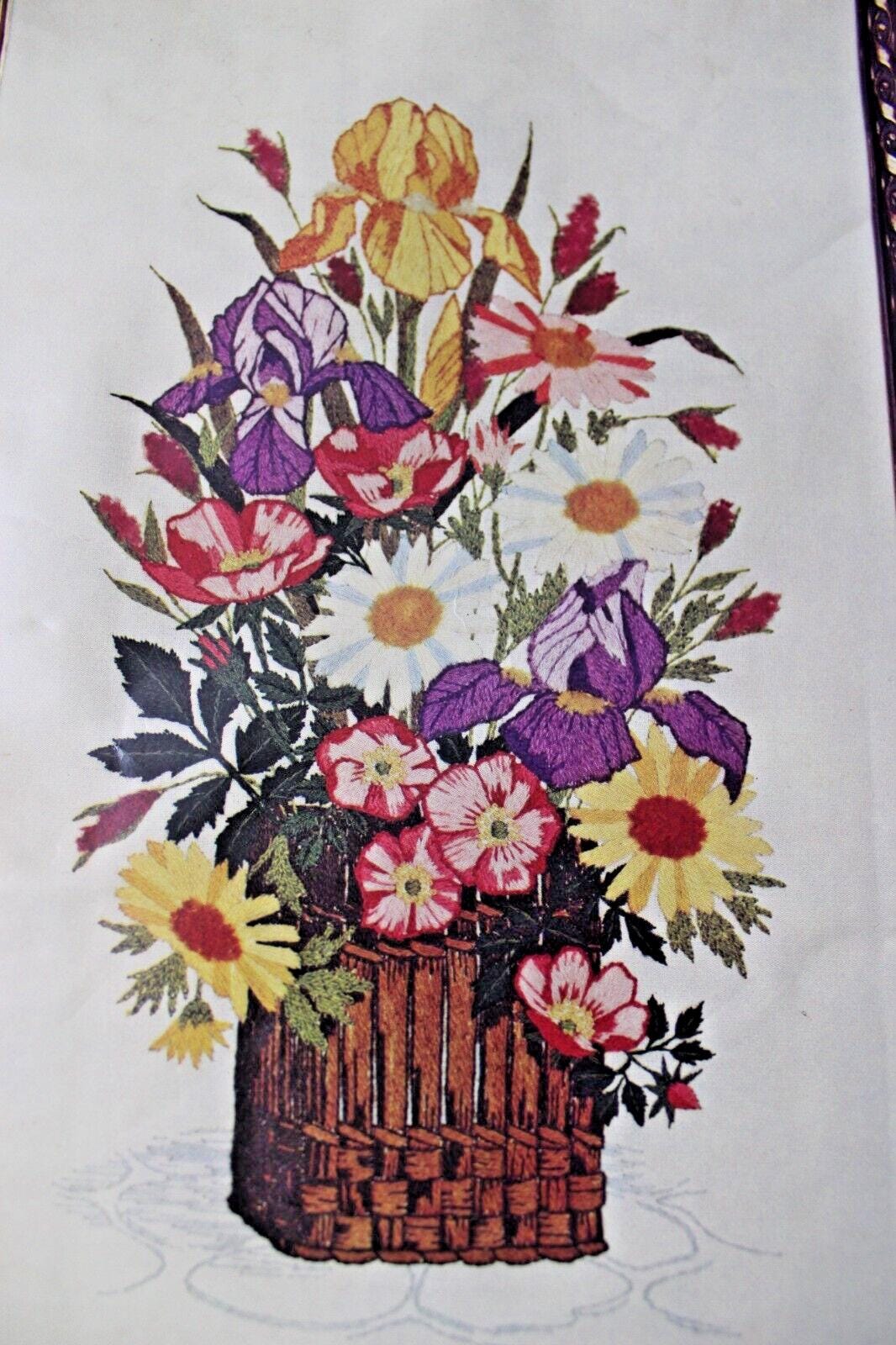 GARDEN BEAUTIES Vintage Crewel Embroidery Kit Paragon Floral Stitchery 0123