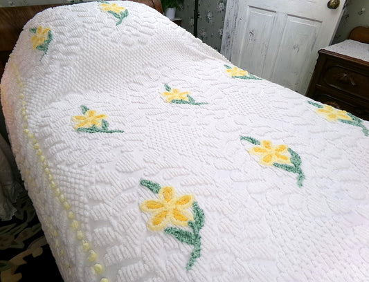 Vintage White Chenille Bedspread Yellow Daffodil Floral Full Size