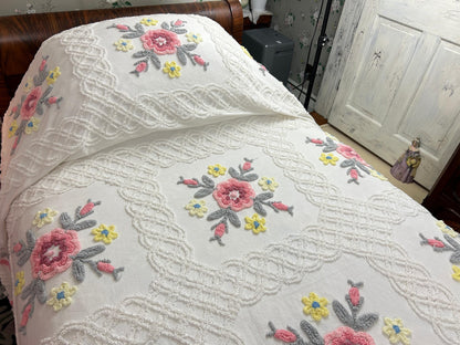 Vintage Chenille Bedspread Farmhouse Quilt Style Rose Floral Medallions Full Sz
