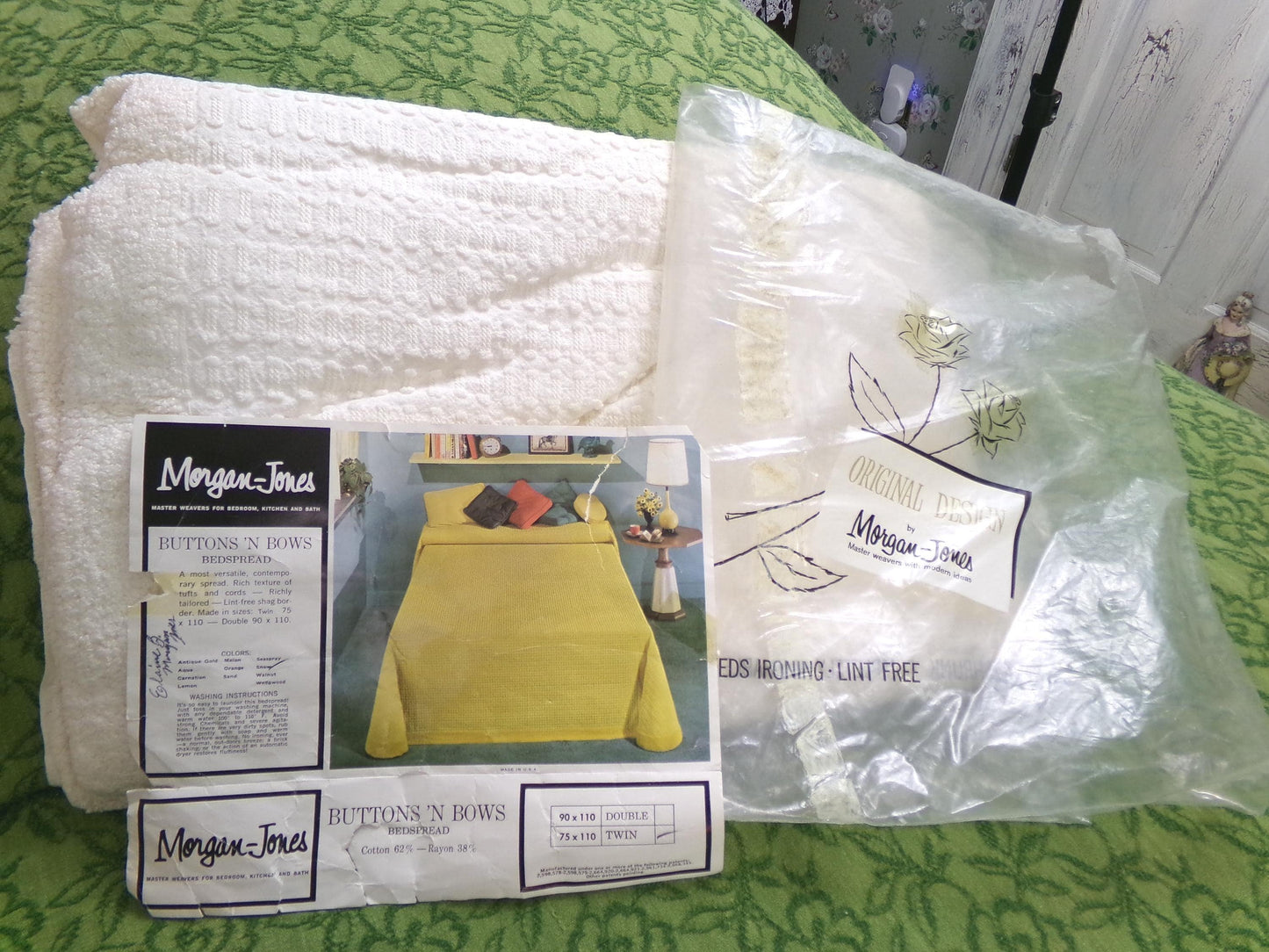 Vintage Morgan Jones Chenille Bedspread, White Buttons 'n Bows Texture TWIN Sz Bedding