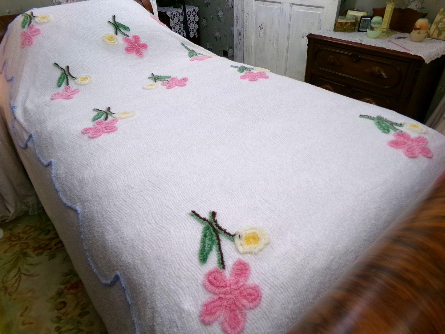 flower shower vintage chenille bedspread, pink daisies on white full size cotton coverlet, lightweight summer bedding, great for layering